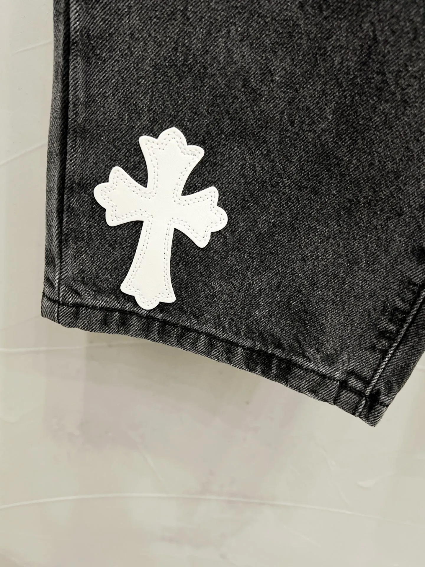P240 Style number: [M929] Chrome hearts & Chrome hearts 25ss blue leopard print cross patch leather jeans Chrome hearts’ logging pants are here! ! ! CH Croix Heart Double Knee Cross Patch Leather Bo1 Style Logging Pants Straight-leg Work Pants B136 Croix Heart Cross Sanskrit Overalls Price 24W Level, patchwork cross pattern embellishment, high-waisted washed jeans! ! Absolutely high-end luxury products, 1.9W level god-level single products, super popular products, made by top heavy industry, not to be missed. About Zangyin, this is an extremely luxurious fashion brand, which can also be called the nobles of the high street. It has always been an exclusive brand of some hipsters or rich second generation. Compared with ordinary high streets, it is more luxurious and noble. Compared with luxury brands, it has a more fashionable personality and has always been a brand that I have a special liking for. Imported yarn is custom-woven into a high-density twill canvas, which ensures a crisp silhouette while also making the fabric feel very delicate. It follows the B01 classic silhouette, with a crisp and stylish upper body. The ready-made garments are stone-milled and fermented, so they can be matched with any style. Buttons and zinc-brushed washables are genuine YKK retro metal products. Double-layered canvas on the front. Perfect details. All hardware is perfect. Size: 30-32-34-36 Color: Black pants, blue and white leather